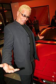 Nighttalker Ali Kahn hätte auch gerne dieses Auto, den Jackpot des ersten Abends (Foto: Martin Schmitz)